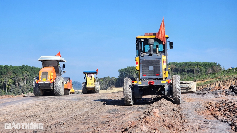 Cao tốc Kh&aacute;nh H&ograve;a - Bu&ocirc;n Ma Thuột "chạy nước r&uacute;t" thi c&ocirc;ng đ&agrave;o, đắp nền đường- Ảnh 4.