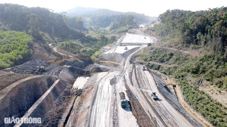 Cao tốc Kh&aacute;nh H&ograve;a - Bu&ocirc;n Ma Thuột "chạy nước r&uacute;t" thi c&ocirc;ng đ&agrave;o, đắp nền đường- Ảnh 5.