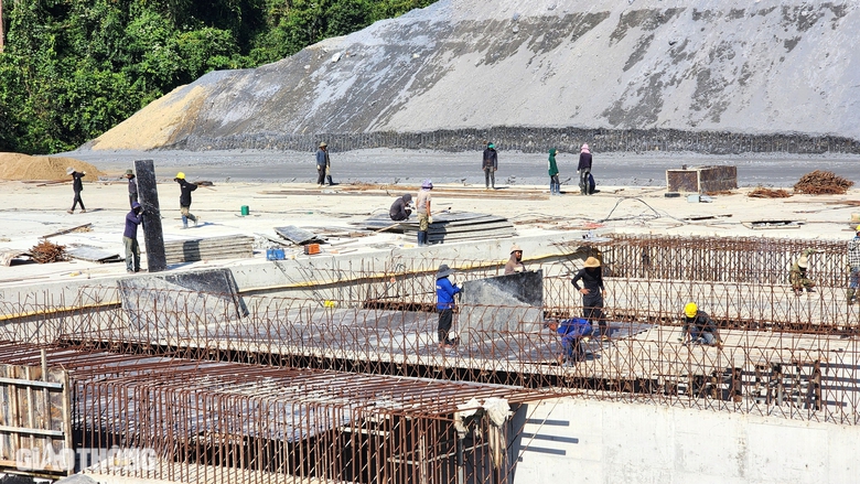 Cao tốc Kh&aacute;nh H&ograve;a - Bu&ocirc;n Ma Thuột "chạy nước r&uacute;t" thi c&ocirc;ng đ&agrave;o, đắp nền đường- Ảnh 7.