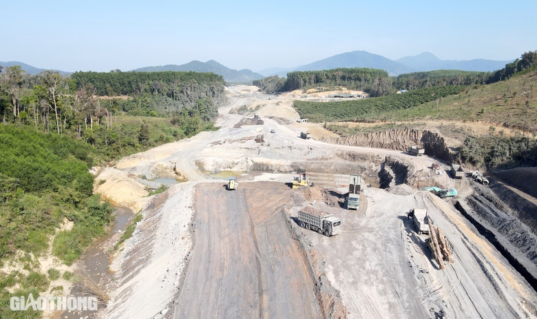 Cao tốc Kh&aacute;nh H&ograve;a - Bu&ocirc;n Ma Thuột "chạy nước r&uacute;t" thi c&ocirc;ng đ&agrave;o, đắp nền đường- Ảnh 16.