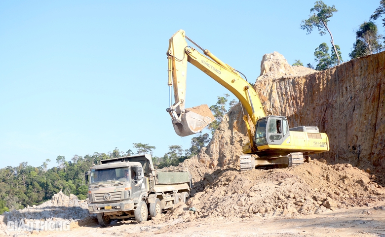 Cao tốc Kh&aacute;nh H&ograve;a - Bu&ocirc;n Ma Thuột "chạy nước r&uacute;t" thi c&ocirc;ng đ&agrave;o, đắp nền đường- Ảnh 8.