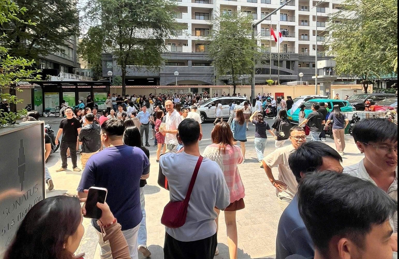 Người d&acirc;n TP.HCM chạy khỏi c&aacute;c t&ograve;a nh&agrave; cao tầng v&igrave; rung lắc do động đất- Ảnh 8.