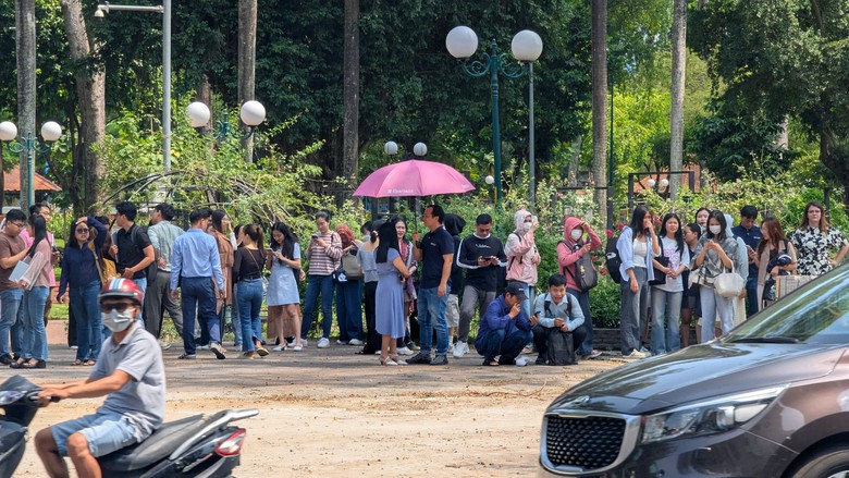 Người d&acirc;n TP.HCM chạy khỏi c&aacute;c t&ograve;a nh&agrave; cao tầng v&igrave; rung lắc do động đất- Ảnh 7.