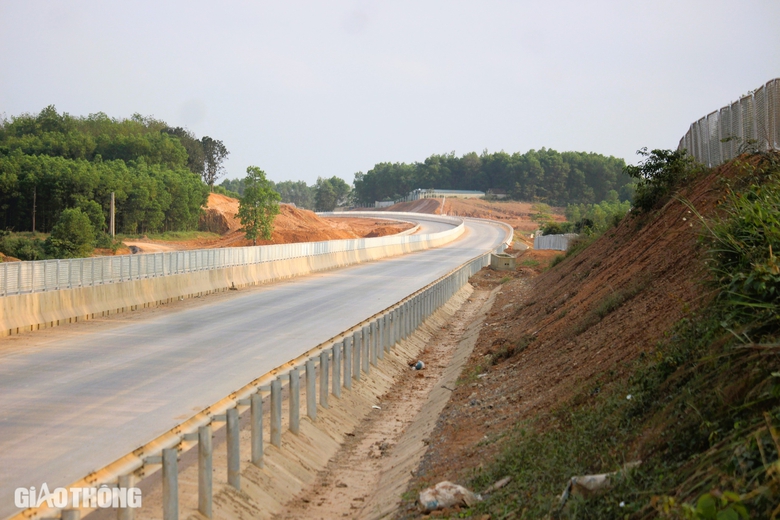 Cao tốc Vạn Ninh - Cam Lộ: Gỡ vướng mặt bằng, nỗ lực th&ocirc;ng tuyến ch&iacute;nh v&agrave;o 30/4- Ảnh 2.