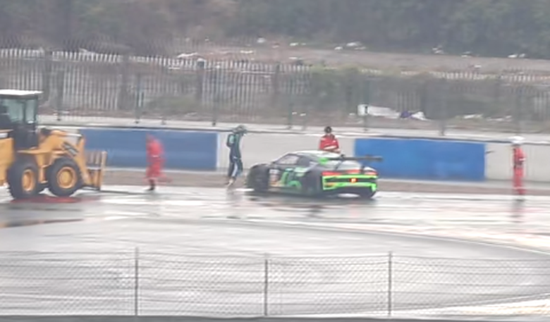 Vương Nhất B&aacute;c gặp tai nạn khi đua xe, sức khỏe hiện ra sao?- Ảnh 1.