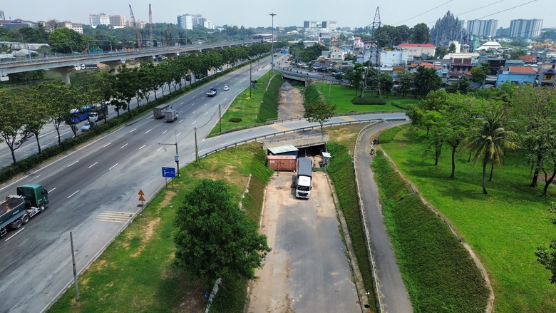 Dự án mở rộng Xa lộ Hà Nội 15 năm chưa xong, giá đất leo thang, nguy cơ đội vốn?- Ảnh 2. Dự án mở rộng Xa lộ Hà Nội 15 năm chưa xong, giá đất leo thang, nguy cơ đội vốn?- Ảnh 2.