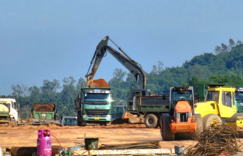 Nắng r&aacute;o nh&agrave; thầu thi c&ocirc;ng cao tốc Quảng Ng&atilde;i - Ho&agrave;i Nhơn tăng tốc đắp nền- Ảnh 6.