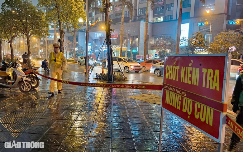 Vi phạm nồng độ cồn kịch khung, t&agrave;i xế "dọa" bỏ xe m&aacute;y v&agrave; từ chối lấy bi&ecirc;n bản- Ảnh 1.