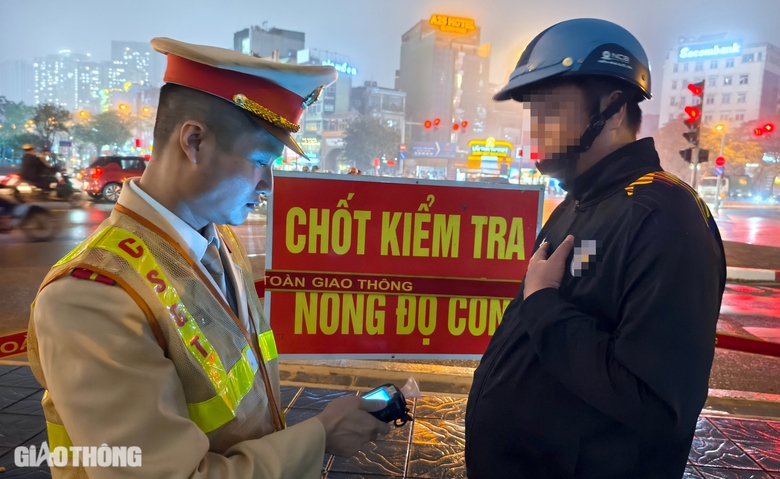 Vi phạm nồng độ cồn kịch khung, t&agrave;i xế "dọa" bỏ xe m&aacute;y v&agrave; từ chối lấy bi&ecirc;n bản- Ảnh 2.