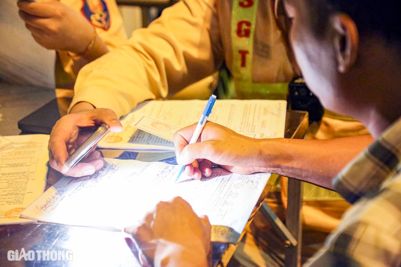 Vi phạm nồng độ cồn kịch khung, t&agrave;i xế "dọa" bỏ xe m&aacute;y v&agrave; từ chối lấy bi&ecirc;n bản- Ảnh 7.