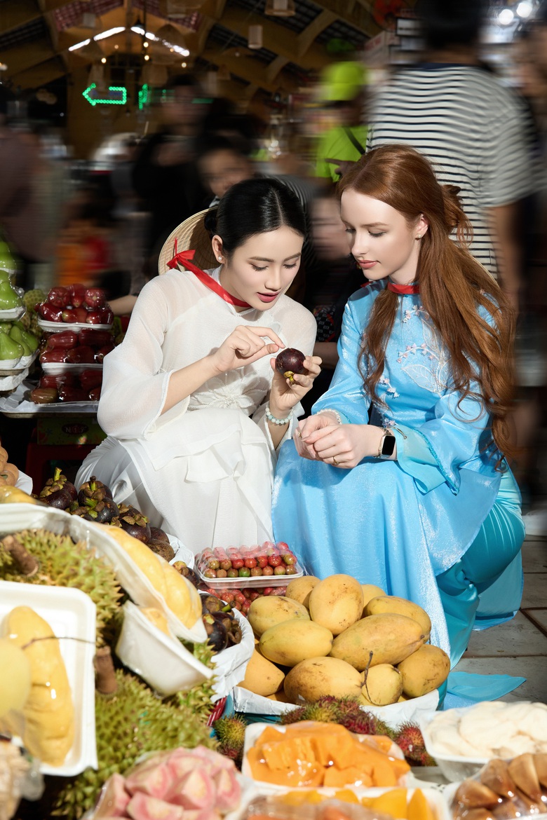 &Yacute; Nhi dắt đối thủ Amy Scott - Miss World Scotland 2024 thăm chợ Bến Th&agrave;nh- Ảnh 3.