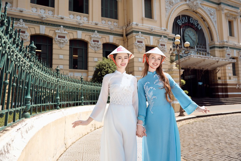 &Yacute; Nhi dắt đối thủ Amy Scott - Miss World Scotland 2024 thăm chợ Bến Th&agrave;nh- Ảnh 2.