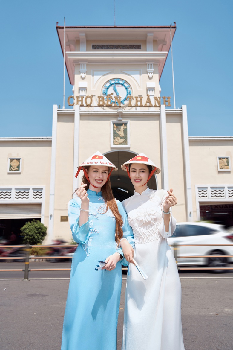 &Yacute; Nhi dắt đối thủ Amy Scott - Miss World Scotland 2024 thăm chợ Bến Th&agrave;nh- Ảnh 1.