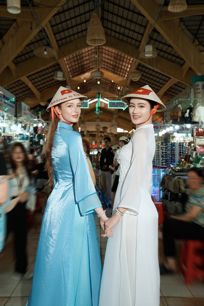 &Yacute; Nhi dắt đối thủ Amy Scott - Miss World Scotland 2024 thăm chợ Bến Th&agrave;nh- Ảnh 5.