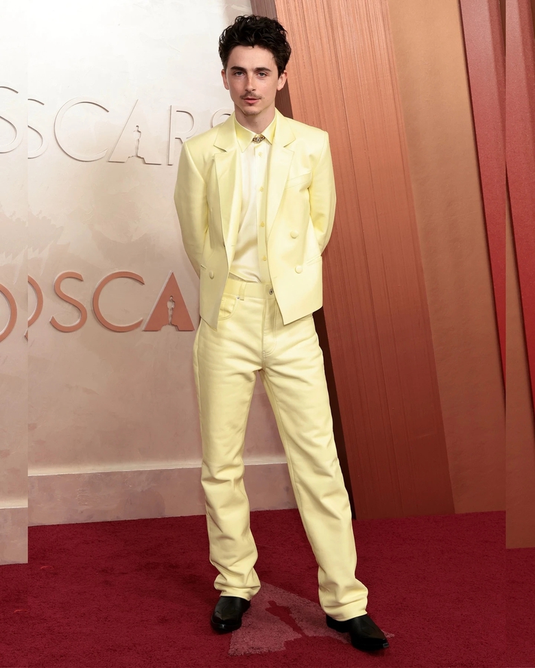 Lisa (BlackPink) mặc k&iacute;n đ&aacute;o, Selena Gomez hở bạo tr&ecirc;n thảm đỏ Oscar 2025- Ảnh 13.