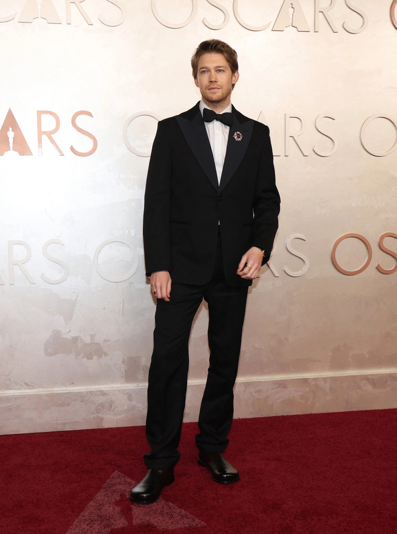 Lisa (BlackPink) mặc k&iacute;n đ&aacute;o, Selena Gomez hở bạo tr&ecirc;n thảm đỏ Oscar 2025- Ảnh 15.