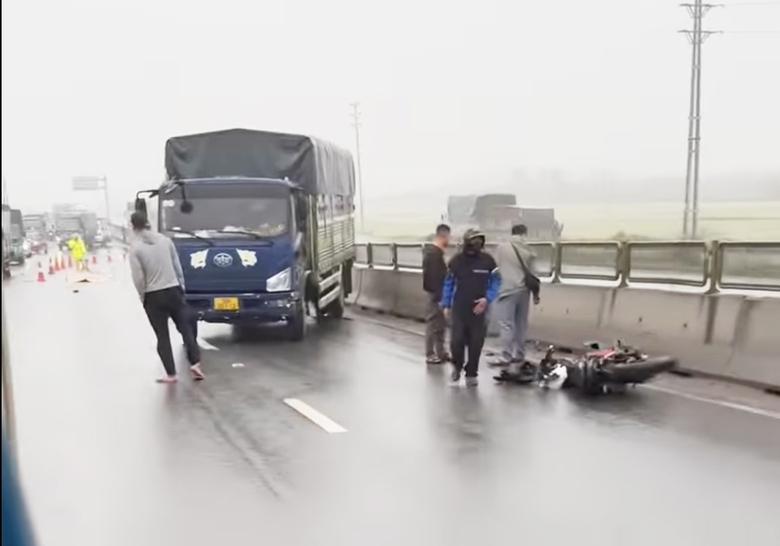 Xe m&aacute;y va chạm xe tải tr&ecirc;n đường nối 2 cao tốc, nam thanh ni&ecirc;n tử vong- Ảnh 1.