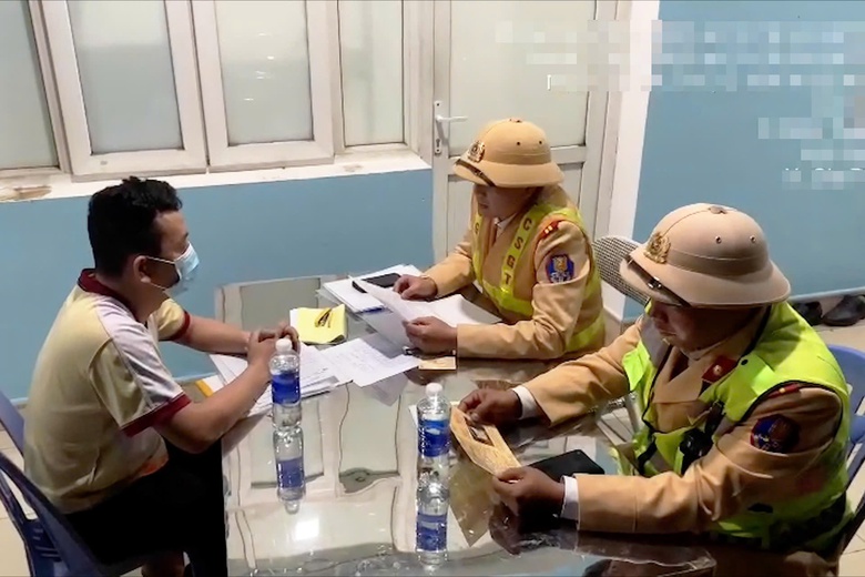 Tài xế xe khách không bằng lái, chở 25 người đi ngược chiều cao tốc bị phạt 54 triệu đồng- Ảnh 1. Tài xế xe khách không bằng lái, chở 25 người đi ngược chiều cao tốc bị phạt 54 triệu đồng- Ảnh 1.