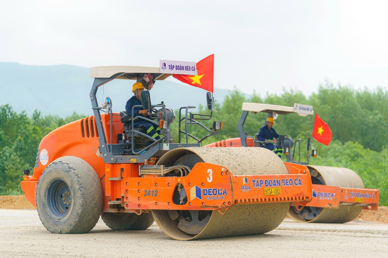 Nắng r&aacute;o nh&agrave; thầu thi c&ocirc;ng cao tốc Quảng Ng&atilde;i - Ho&agrave;i Nhơn tăng tốc đắp nền- Ảnh 12.
