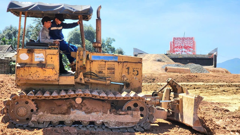 Th&ocirc;ng mặt bằng, nh&agrave; thầu tăng tốc thi c&ocirc;ng cầu 850 tỷ ở Quảng Ng&atilde;i- Ảnh 3.