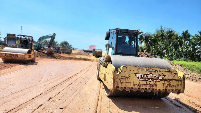 Th&ocirc;ng mặt bằng, nh&agrave; thầu tăng tốc thi c&ocirc;ng cầu 850 tỷ ở Quảng Ng&atilde;i- Ảnh 5.