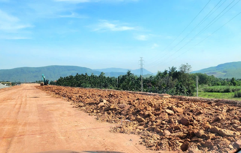 Nắng r&aacute;o nh&agrave; thầu thi c&ocirc;ng cao tốc Quảng Ng&atilde;i - Ho&agrave;i Nhơn tăng tốc đắp nền- Ảnh 10.