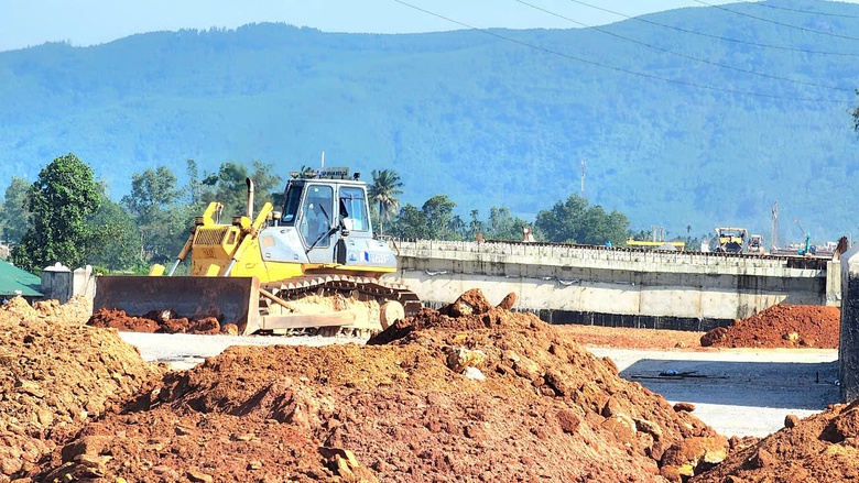 Nắng r&aacute;o nh&agrave; thầu thi c&ocirc;ng cao tốc Quảng Ng&atilde;i - Ho&agrave;i Nhơn tăng tốc đắp nền- Ảnh 11.