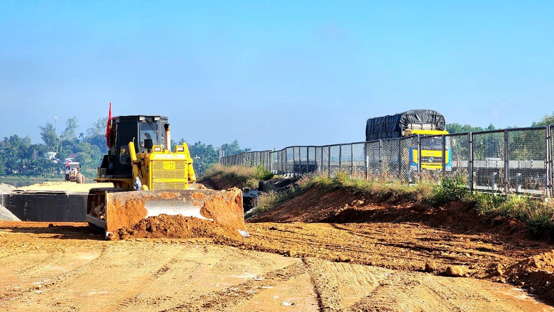 Nắng r&aacute;o nh&agrave; thầu thi c&ocirc;ng cao tốc Quảng Ng&atilde;i - Ho&agrave;i Nhơn tăng tốc đắp nền- Ảnh 5.