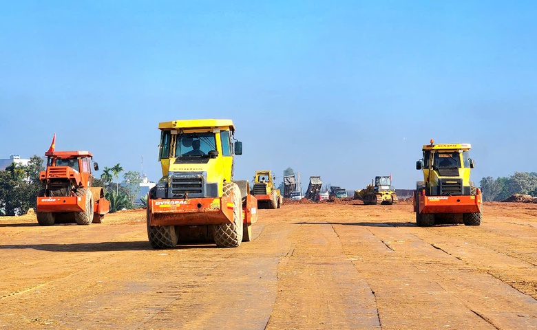Nắng r&aacute;o nh&agrave; thầu thi c&ocirc;ng cao tốc Quảng Ng&atilde;i - Ho&agrave;i Nhơn tăng tốc đắp nền- Ảnh 1.