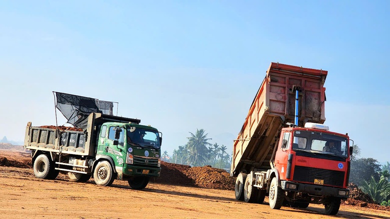 Nắng r&aacute;o nh&agrave; thầu thi c&ocirc;ng cao tốc Quảng Ng&atilde;i - Ho&agrave;i Nhơn tăng tốc đắp nền- Ảnh 2.