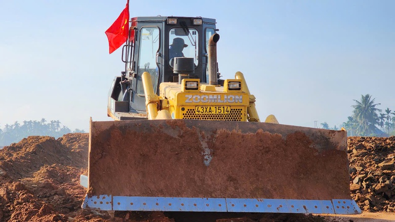 Nắng r&aacute;o nh&agrave; thầu thi c&ocirc;ng cao tốc Quảng Ng&atilde;i - Ho&agrave;i Nhơn tăng tốc đắp nền- Ảnh 3.