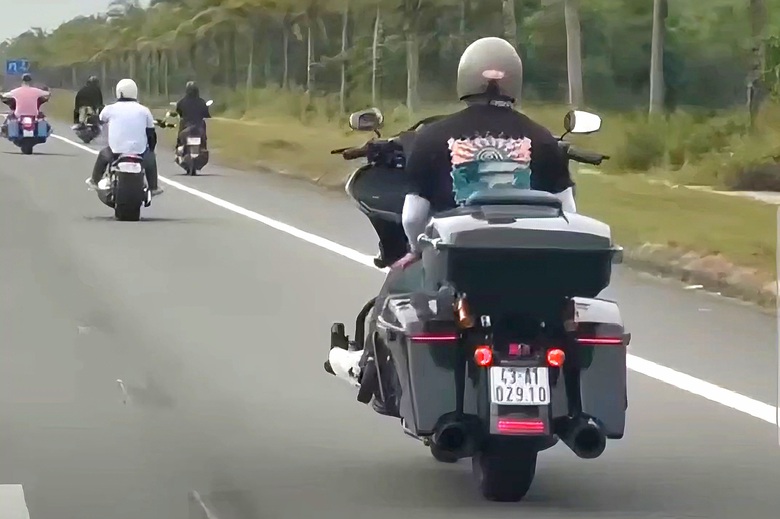 X&aacute;c minh nh&oacute;m người bu&ocirc;ng hai tay khi đi m&ocirc; t&ocirc; tr&ecirc;n đường ven biển Quảng Nam- Ảnh 1.