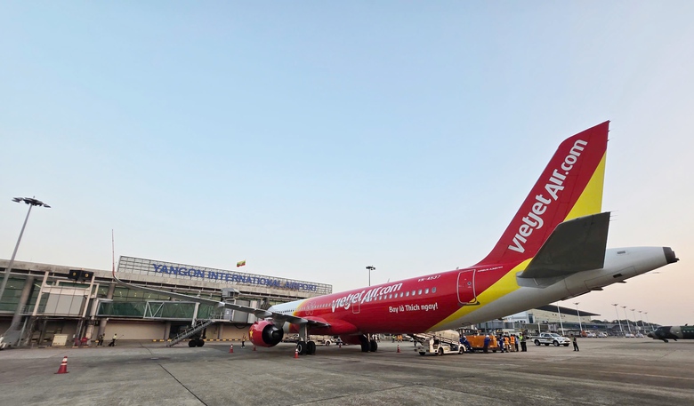 Vietjet đưa đo&agrave;n cứu trợ của Việt Nam sang Myanmar sau động đất- Ảnh 9.