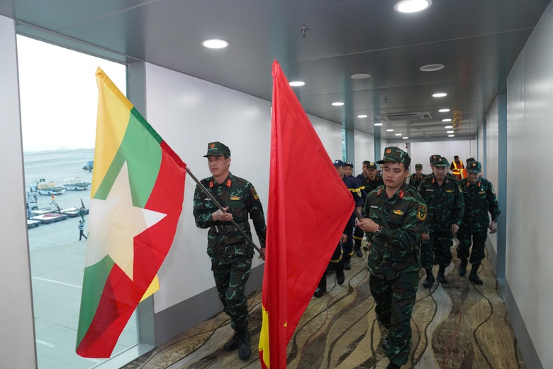 Vietjet đưa đo&agrave;n cứu trợ của Việt Nam sang Myanmar sau động đất- Ảnh 12.