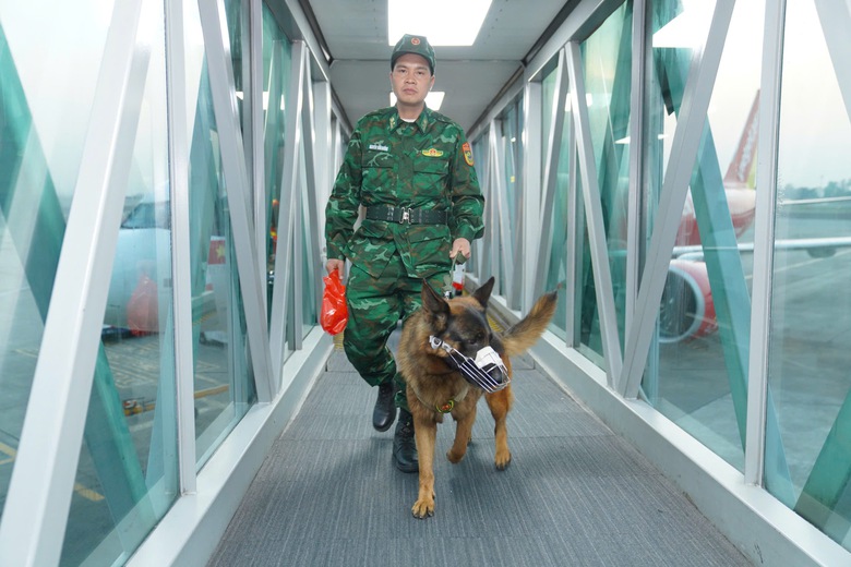 Vietjet đưa đo&agrave;n cứu trợ của Việt Nam sang Myanmar sau động đất- Ảnh 11.