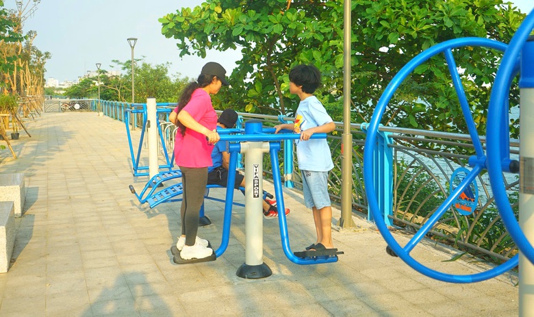 Ngắm vỉa hè đường ven sông ở Đà Nẵng có lối đi riêng cho xe đạp- Ảnh 2. Ngắm vỉa hè đường ven sông ở Đà Nẵng có lối đi riêng cho xe đạp- Ảnh 2.