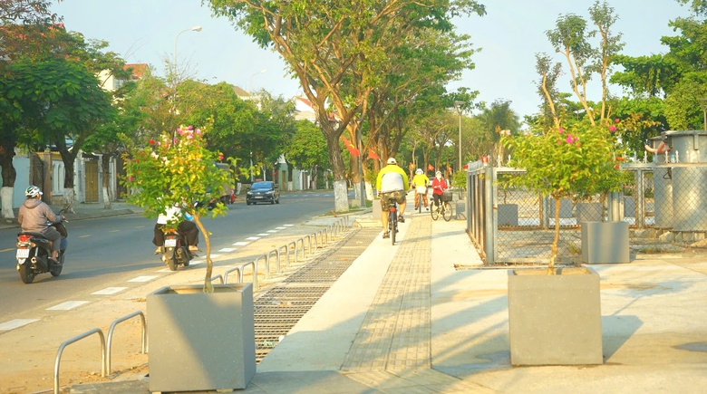 Ngắm vỉa hè đường ven sông ở Đà Nẵng có lối đi riêng cho xe đạp- Ảnh 3. Ngắm vỉa hè đường ven sông ở Đà Nẵng có lối đi riêng cho xe đạp- Ảnh 3.