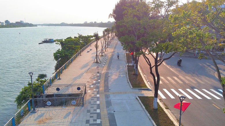 Ngắm vỉa hè đường ven sông ở Đà Nẵng có lối đi riêng cho xe đạp- Ảnh 8. Ngắm vỉa hè đường ven sông ở Đà Nẵng có lối đi riêng cho xe đạp- Ảnh 8.