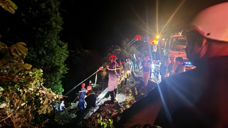 Tai nạn đ&egrave;o Bảo Lộc: Xe kh&aacute;ch t&ocirc;ng v&agrave;o hộ lan, trượt hơn 100m rồi lao xuống vực- Ảnh 8.