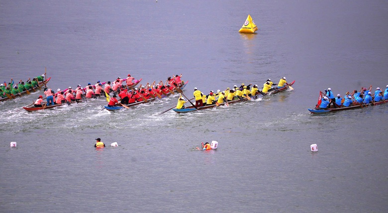 Đua thuyền trên sông Hàn lớn nhất từ trước đến nay- Ảnh 1. Đua thuyền trên sông Hàn lớn nhất từ trước đến nay- Ảnh 1.