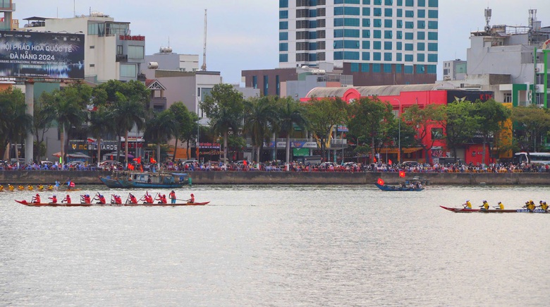 Đua thuyền trên sông Hàn lớn nhất từ trước đến nay- Ảnh 4. Đua thuyền trên sông Hàn lớn nhất từ trước đến nay- Ảnh 4.