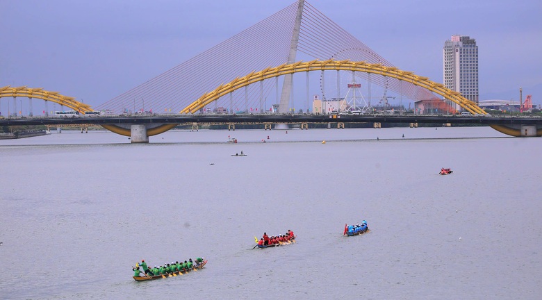 Đua thuyền trên sông Hàn lớn nhất từ trước đến nay- Ảnh 7. Đua thuyền trên sông Hàn lớn nhất từ trước đến nay- Ảnh 7.