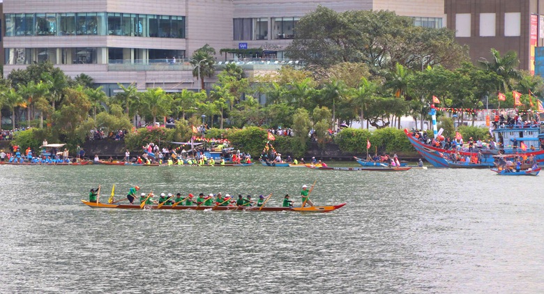 Đua thuyền trên sông Hàn lớn nhất từ trước đến nay- Ảnh 6. Đua thuyền trên sông Hàn lớn nhất từ trước đến nay- Ảnh 6.