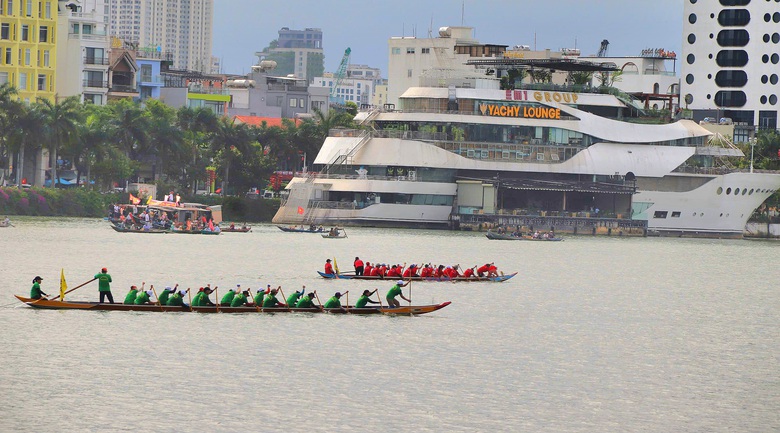 Đua thuyền trên sông Hàn lớn nhất từ trước đến nay- Ảnh 8. Đua thuyền trên sông Hàn lớn nhất từ trước đến nay- Ảnh 8.