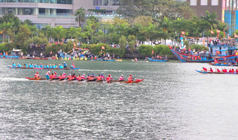 Đua thuyền trên sông Hàn lớn nhất từ trước đến nay- Ảnh 9. Đua thuyền trên sông Hàn lớn nhất từ trước đến nay- Ảnh 9.