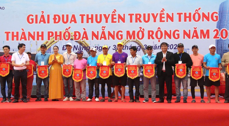 Đua thuyền trên sông Hàn lớn nhất từ trước đến nay- Ảnh 2. Đua thuyền trên sông Hàn lớn nhất từ trước đến nay- Ảnh 2.