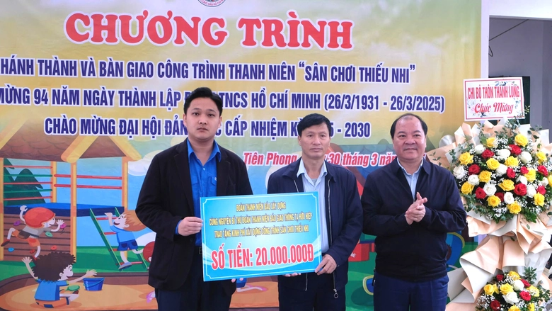 Đo&agrave;n Thanh ni&ecirc;n B&aacute;o X&acirc;y dựng chung tay x&acirc;y dựng s&acirc;n chơi cho trẻ v&ugrave;ng kh&oacute; khăn- Ảnh 5.