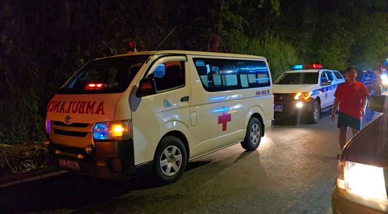 Vụ tai nạn ở đ&egrave;o Bảo Lộc: 35 người được cứu, cẩu xe kh&aacute;ch l&ecirc;n trong đ&ecirc;m- Ảnh 4.