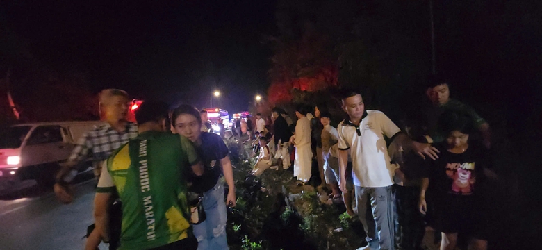 Tai nạn đ&egrave;o Bảo Lộc: Xe kh&aacute;ch t&ocirc;ng v&agrave;o hộ lan, trượt hơn 100m rồi lao xuống vực- Ảnh 5.