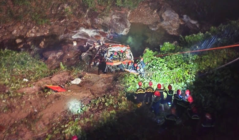 Xe khách lao xuống vực đèo Bảo Lộc, 1 người tử vong, nhiều người bị thương- Ảnh 1. Xe khách lao xuống vực đèo Bảo Lộc, 1 người tử vong, nhiều người bị thương- Ảnh 1.